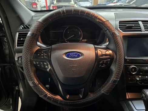 Used 2018 Ford Explorer XLT w/ Equipment Group 202A FWD image 12