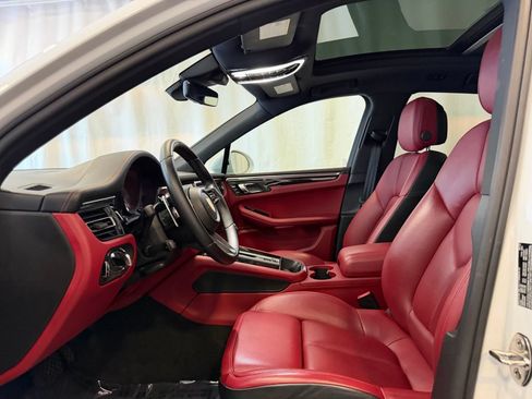 Certified 2024 Porsche Macan S AWD/4WD image 5