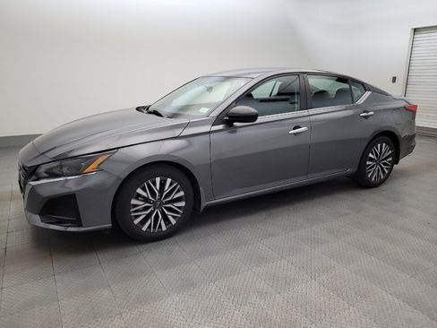 Used 2024 Nissan Altima 2.5 SV FWD image 2