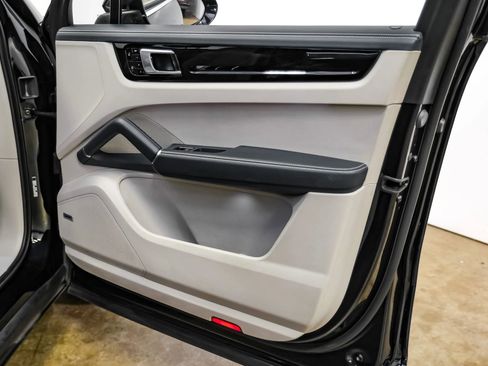 Used 2019 Porsche Cayenne Sport Utility 4D image 39