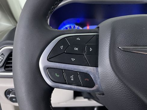 Used 2023 Chrysler Pacifica Touring-L image 26