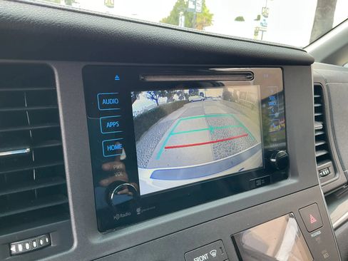 Used 2015 Toyota Sienna SE w/ SE Preferred Package FWD image 21