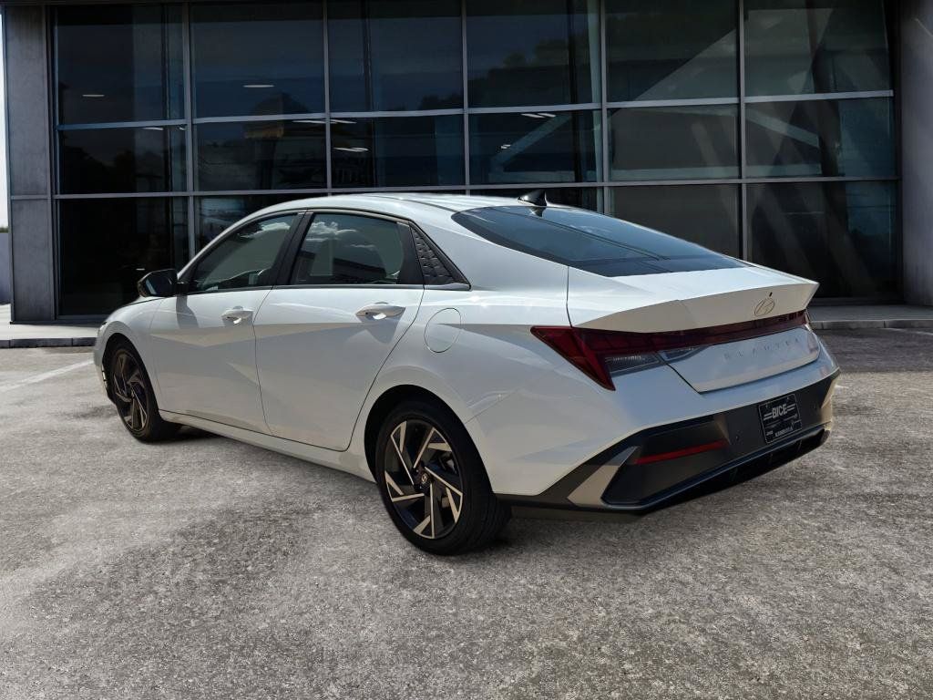 Used 2024 Hyundai Elantra Limited FWD image 5
