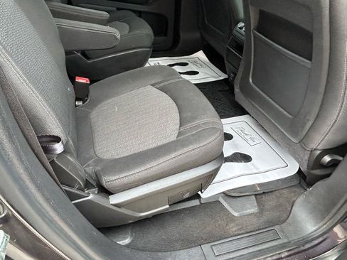 Used 2015 Chevrolet Traverse LT w/ Style and Technology Package FWD image 11