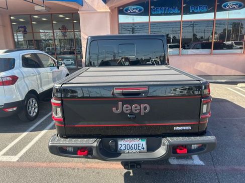 Used 2024 Jeep Gladiator Rubicon w/ Technology Group AWD/4WD image 4