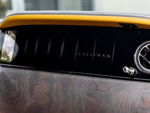 Certified 2025 Rolls-Royce Cullinan AWD/4WD image 46