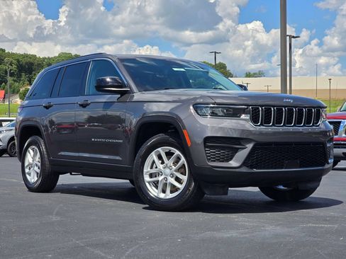 Used 2024 Jeep Grand Cherokee Laredo X AWD/4WD image 2