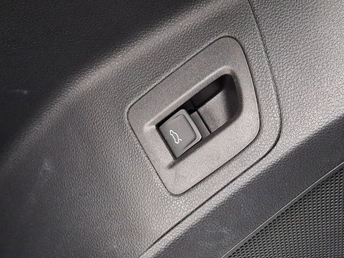 Certified 2022 Volkswagen Atlas SEL R-Line image 28