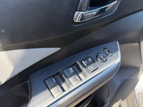 Used 2018 Nissan Rogue SV image 16