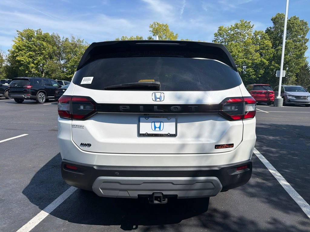 Certified 2025 Honda Pilot TrailSport image 4