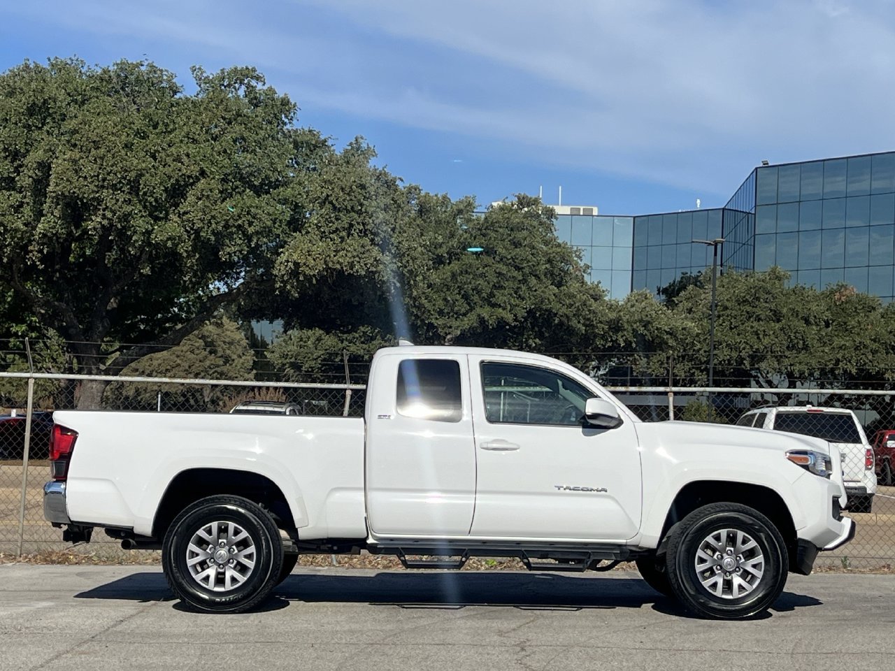 Used 2018 Toyota Tacoma SR5 AWD/4WD image 3