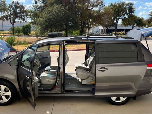 Used 2011 Toyota Sienna LE FWD image 16
