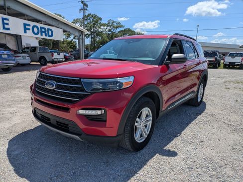 Used 2023 Ford Explorer XLT w/ Equipment Group 202A AWD/4WD image 8
