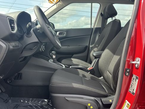 Used 2025 Hyundai Venue SEL FWD image 9