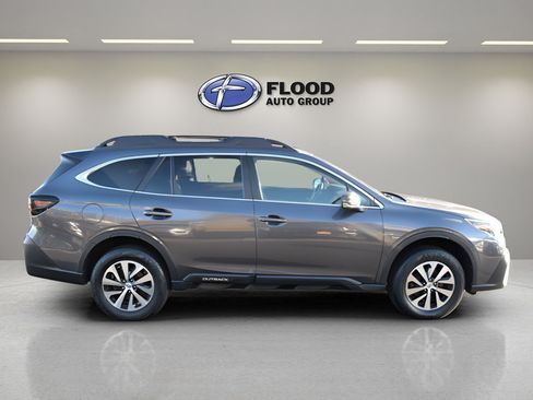 Used 2022 Subaru Outback Premium image 3