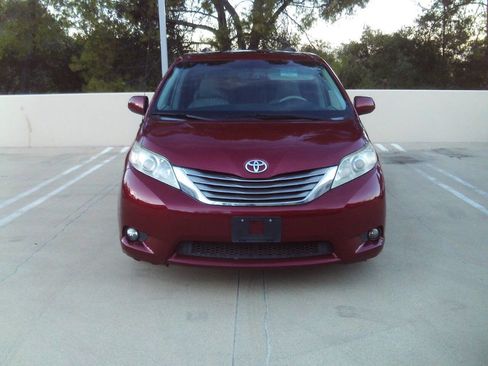 Used 2012 Toyota Sienna XLE image 7