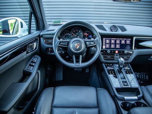 Certified 2025 Porsche Macan image 11