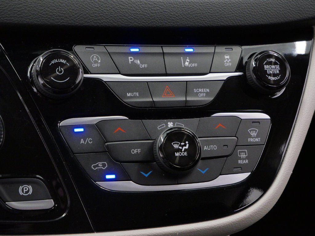 Certified 2023 Chrysler Pacifica Touring-L FWD image 24