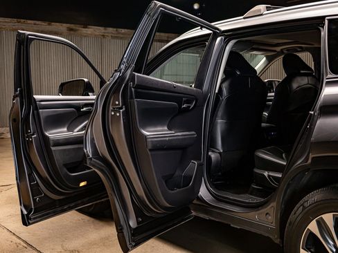 Used 2023 Toyota Highlander XLE image 25