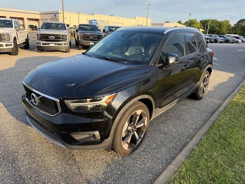 Used 2022 Volvo XC40 T4 Momentum FWD image 7