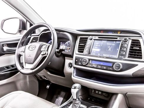 Used 2017 Toyota Highlander Limited FWD image 21