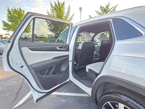 Certified 2024 Volkswagen Atlas Cross Sport SEL Premium R-Line AWD/4WD image 27