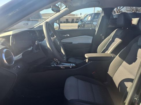 Used 2025 Chevrolet Trax LT image 17