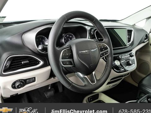 Used 2024 Chrysler Pacifica Touring-L FWD image 4