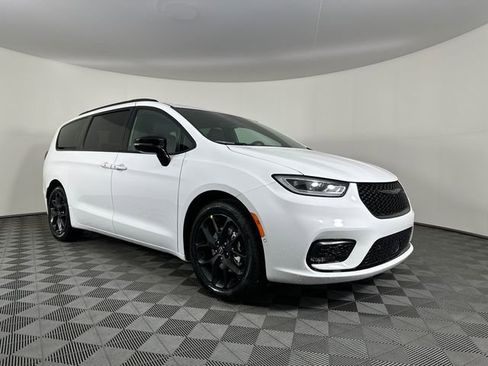 New 2026 Chrysler Pacifica Select image 3