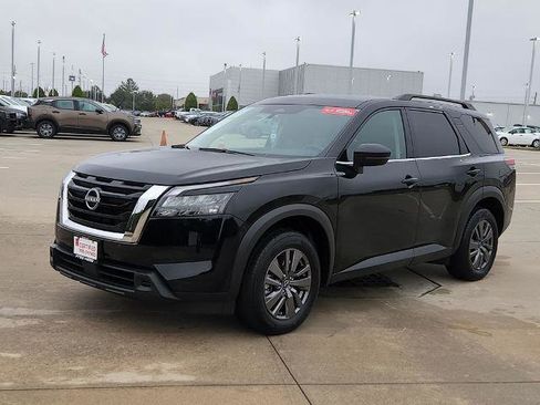 Certified 2025 Nissan Pathfinder SV image 3