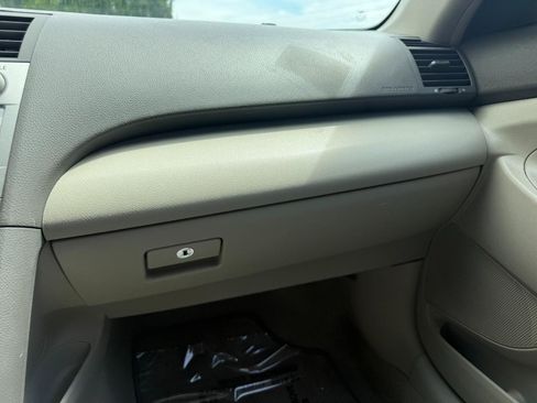Used 2011 Toyota Camry LE FWD image 31