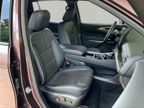 Used 2025 Chevrolet Traverse High Country FWD image 29
