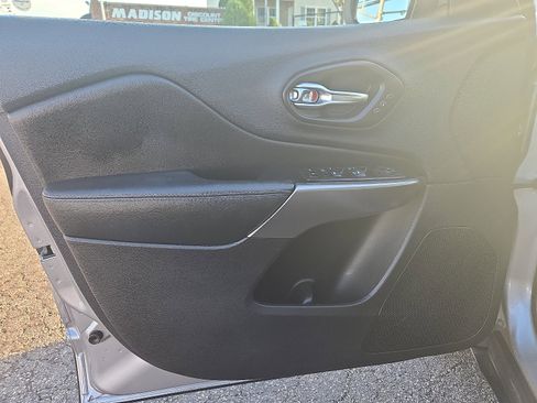 Used 2019 Jeep Cherokee Limited image 12