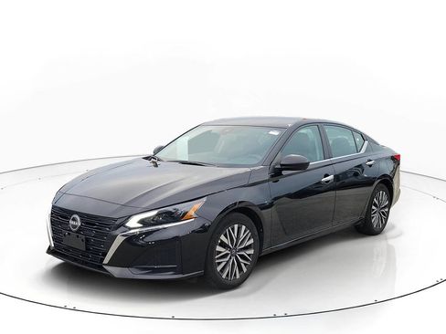 Used 2025 Nissan Altima 2.5 SV FWD image 2