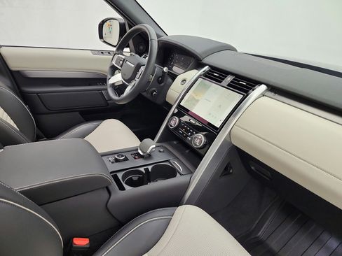 Used 2024 Land Rover Discovery Dynamic SE AWD/4WD image 18