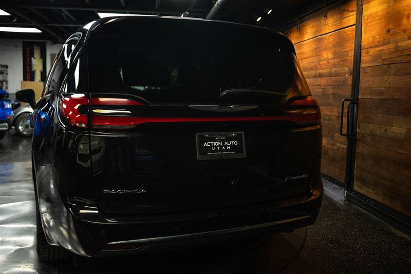 Used 2023 Chrysler Pacifica Touring-L FWD image 6