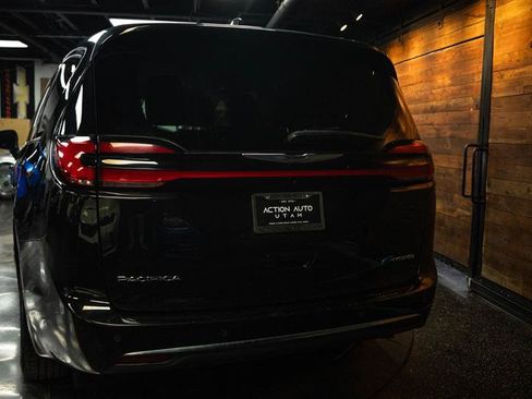 Used 2023 Chrysler Pacifica Touring-L FWD image 6