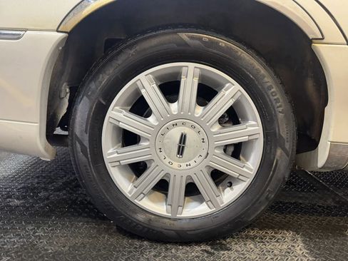Used 2007 Lincoln Town Car Signature Limited RWD image 32