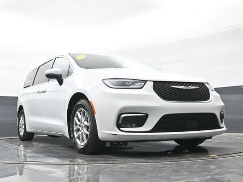 Used 2023 Chrysler Pacifica Touring FWD image 30