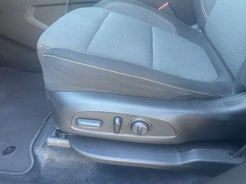 Used 2021 Chevrolet Traverse LT image 17