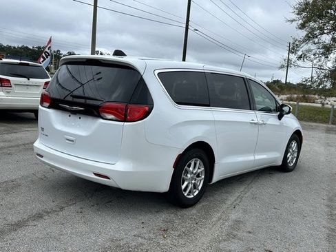 Used 2022 Chrysler Voyager LX image 4