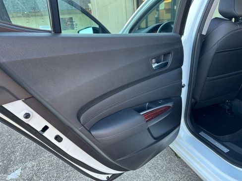 Used 2017 Acura TLX image 29