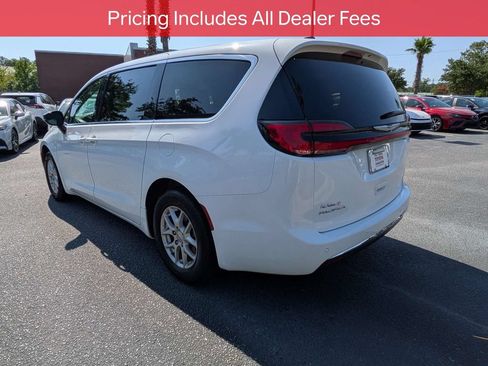 Used 2024 Chrysler Pacifica Touring-L FWD image 6