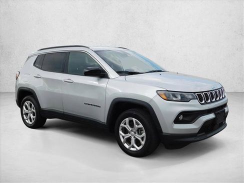 Used 2024 Jeep Compass Latitude AWD/4WD image 6