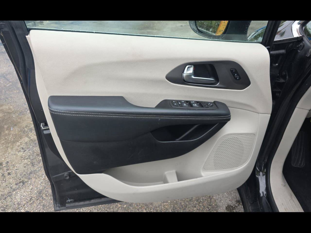 Used 2023 Chrysler Pacifica Touring-L FWD image 8