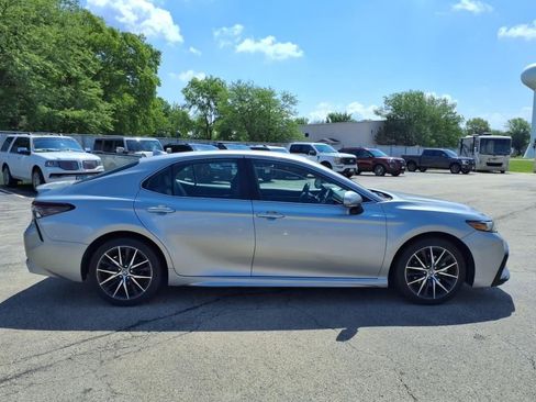 Used 2023 Toyota Camry SE image 3