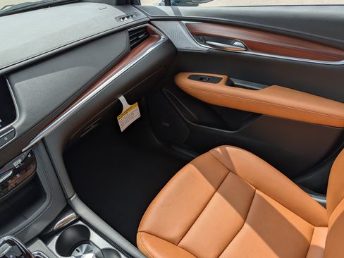 Used 2026 Cadillac XT5 Premium Luxury w/ LPO, Floor Liner Package AWD/4WD image 9