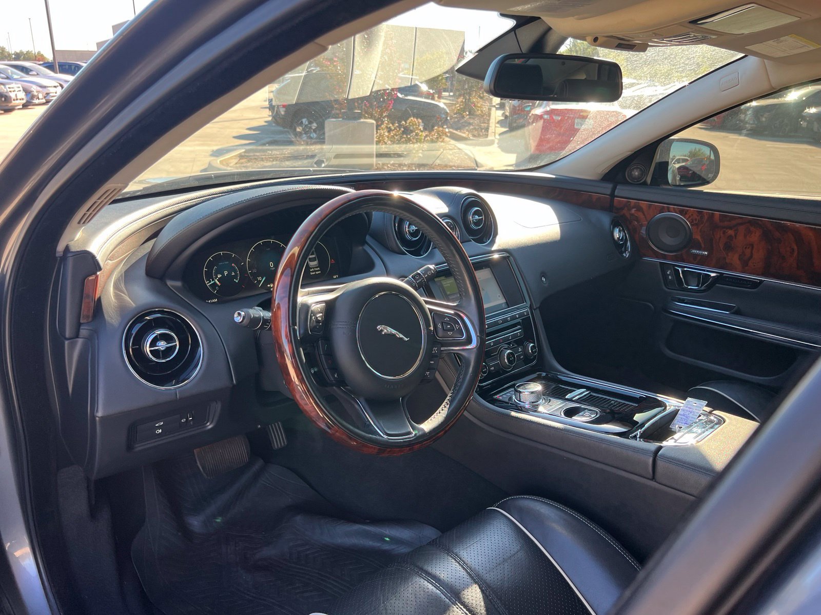 Used 2016 Jaguar XJ R-Sport RWD image 23