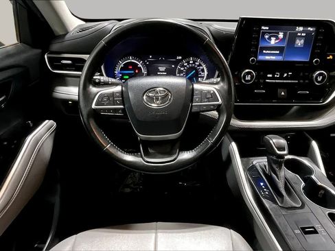 Used 2022 Toyota Highlander XLE AWD/4WD image 6