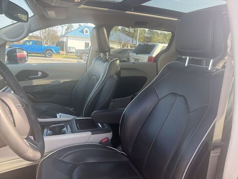 Used 2023 Chrysler Pacifica Limited image 11